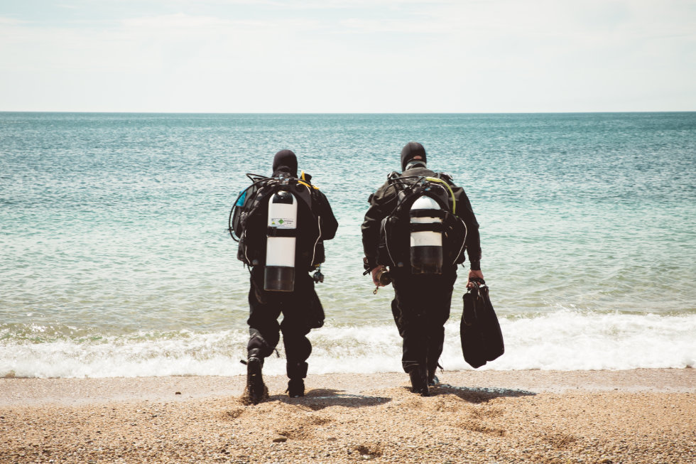 dive buddies preparing their scuba diving adventure - scubly