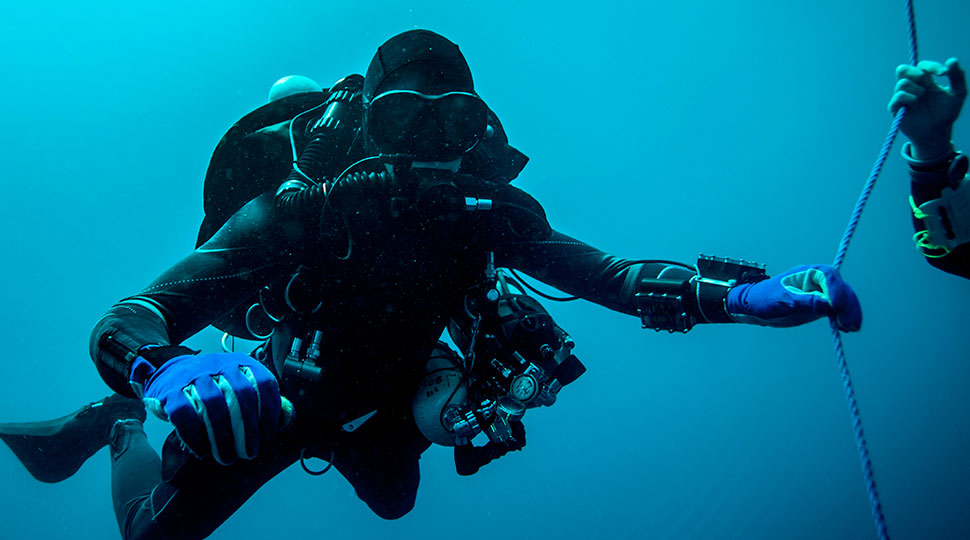 deep diving techniques - technical diver descending - scubly