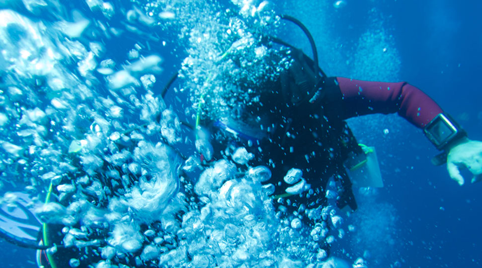 emergency procedures for scuba diving accidents - bubbling water - scubly